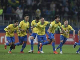 Brasileiros comemoram classificação brasileira na Arena do Grêmio. (Foto:NATACHA PISARENKO AP)
