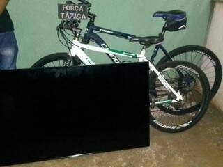 Televisor e as duas bicicletas que os jovens furtaram da residência. (Foto: Divulgação/PM) 