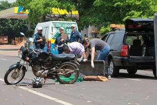 Na fuga, motociclista bateu em moto e carro antes de morrer atropelado. (Foto: Marcos Ermínio)