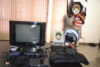 Eles roubaram uma TV, videogame, DVD, carrinho de bebê, um colete a prova de balas da PM e um pente de pistola.40. (Foto: Pedro Peralta)