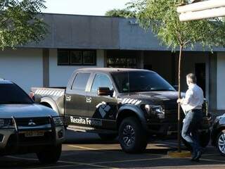 Veículo da Receita Federal estacionado no TCE, nesta manhã, durante ações da operação. (Foto: Marina Pacheco).