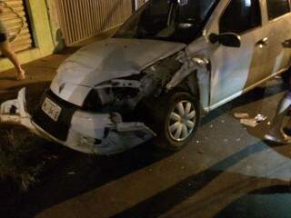 Carro ficou destruído ao bater na traseira de Uno e depois em poste (Foto: Direto das Ruas/Ricardo Rayes)