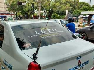 Taxistas usam adesivo de manifesto contra Uber. (Foto: Anahi Zurutuza)