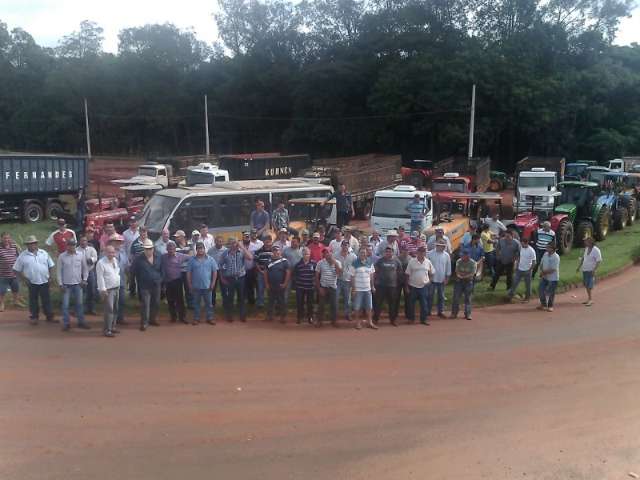 Produtores esperam reuni&atilde;o, mas paralisam colheita de mandioca