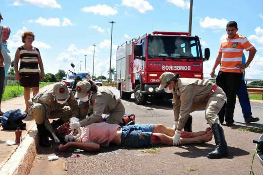  Motociclista de chinelos se acidenta na avenida Duque de Caxias