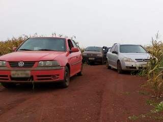 Carros abandonados por contrabandistas em lavoura de milho, em Laguna Carapã (Foto: Divulgação)
