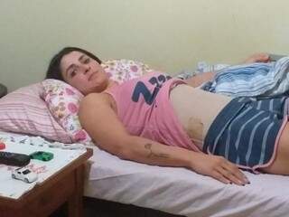 Aline em repouso após um semana internada na Santa Casa da Capital (Foto: Arquivo Pessoal) 