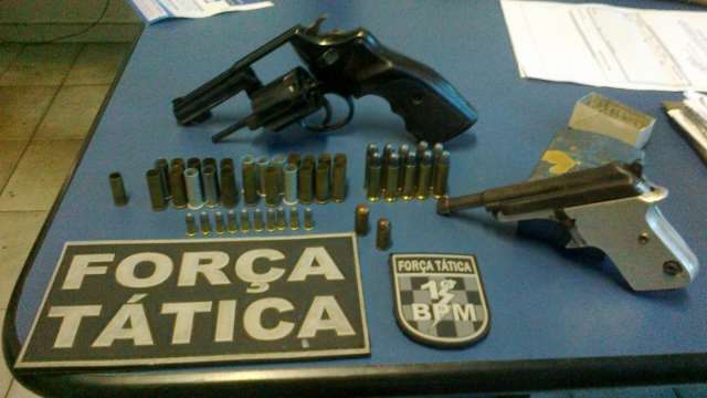 Jovem &eacute; preso por esconder rev&oacute;lver em telhado na casa do vizinho