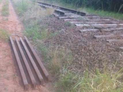 Abandonada, trecho de ferrovia volta a ter trilhos levados por ladrões 