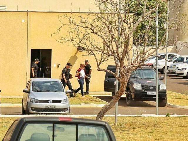 Ex-primeira-dama passa duas horas no Gaeco e volta para a pris&atilde;o