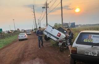 Picape encavalada no barranco após condutor bêbado não conseguir deixar parque de exposições (Foto: Divulgação)