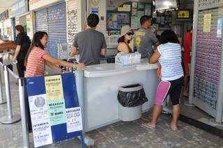 Apostadores em lotérica, que passarão a oferecer mais uma opção de jogo. (Foto: Agência Brasil)