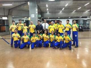 Lídia Fonseca junto com toda a delegação brasileira de muay-thay no embarque ontem no Aeroporto de Guarulhos (Foto: Arquivo pessoal)