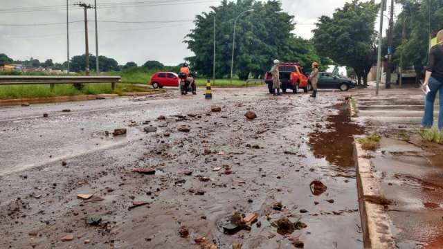 Chuva transforma rua em lama&ccedil;al e danifica rede de energia no Aero Rancho