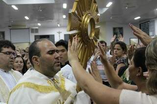 Padre vem de Cuiabá celebrar missas que atraem multidão na Capital (Foto: Arquivo/Facebook)