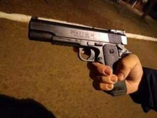 Pistola de brinquedo usada pelo adolescente morto por guardas municipais, em Dourados.  (Foto: Adilson Domingos)
