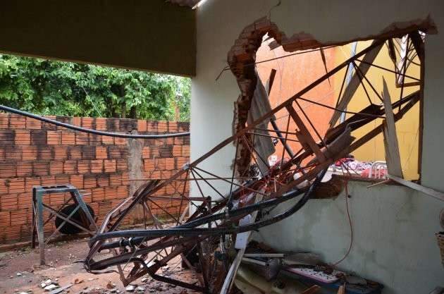 Temporal derruba &aacute;rvores, antenas e deixa rastro de estragos em cidade