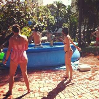 Grupo leva piscina inflável para a praça Ary Coelho e curte um dia de sol