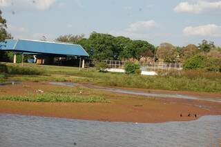 O assoreamento no lago do Rádio Clube contribui para agravar a situação. (Foto: Simão Nogueira)