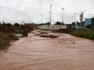Em Campo Grande, chuva começou de madrugada e provocou enxurrada em vários bairros, como no Portal Caiobá. (Foto: André Bittar)