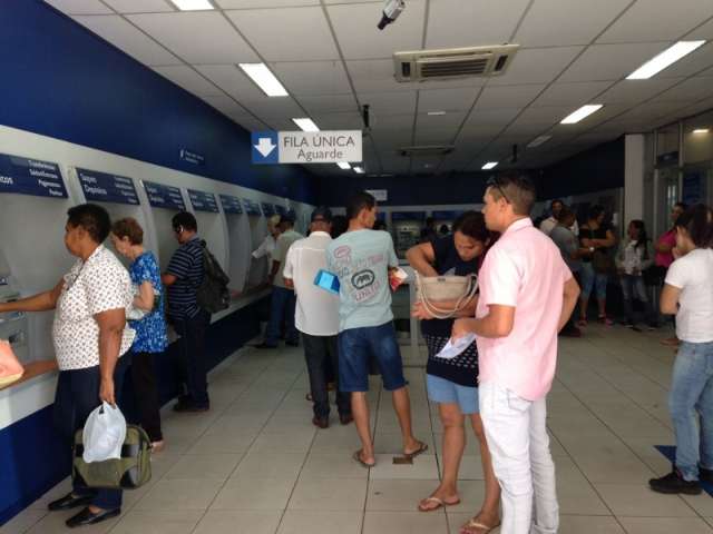Um dia antes do saque, p&uacute;blico faz fila na Caixa para saber mais sobre o FGTS