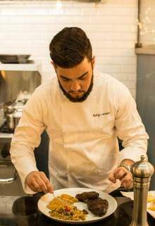 Rodrigo Carvalho foi quem criou os pratos, é o chef e dono do local, (Foto: Fernando Antunes)