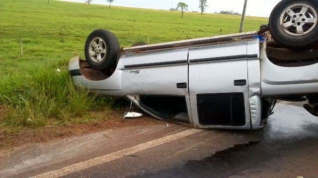 Durante ultrapassagem, S-10 e carreta colidem e caminhonete capota na MS-141 