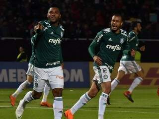 Comemoração dos jogadores após um dos gols de Borja. (Foto: Reuters/GE)