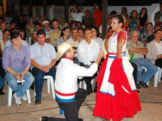 Grupo de dança da colônia paraguaia lembrou das influências trazidas pelo trilho da Noroeste. (Foto: Simão Nogueira)