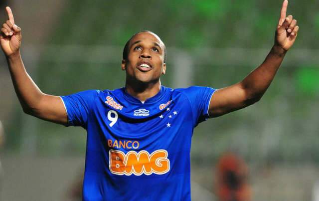  Com arbitragem pol&ecirc;mica, Cruzeiro vence o Palmeiras em Belo Horizonte