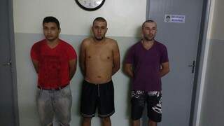 Ângelo (camisa vermelha), Alessandro (sem camisa) e Fábio Amaral, presos ontem em Fátima do Sul (Foto: Divulgação)
