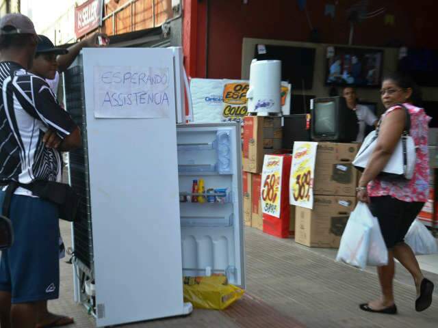  Ap&oacute;s um m&ecirc;s, protesto e negocia&ccedil;&atilde;o, cliente consegue trocar geladeira