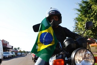 Motocicletas também aderem as bandeirinhas  (Foto: Cleber Gellio)