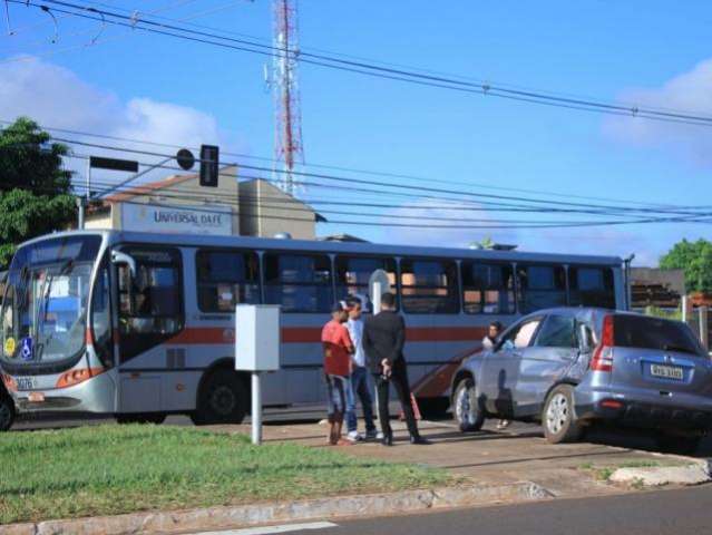 Segundo acidente em 15 horas: &ocirc;nibus bate na lateral de utilit&aacute;rio