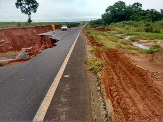 Rodovia MS-180 que não foi nem inaugurada, teve 94 km desmoronados por causa das chuvas. (Foto: Defesa Civil/ Arquivo)
