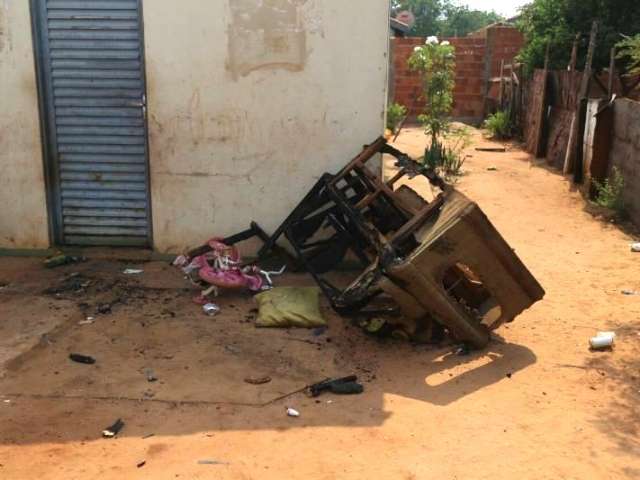 B&ecirc;bado, marido bate na esposa na frente dos filhos e tenta incendiar casa