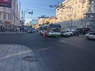 Em Rostov on Don o movimento foi normal nas ruas enquanto a seleção da Rússia abria a Copa do Mundo em Moscou (Foto: Paulo Nonato de Souza)