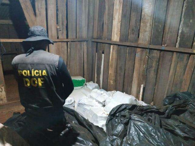 Pol&iacute;cia prende dois e descobre dep&oacute;sito com 1.375 quilos de maconha
