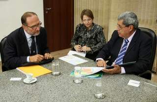 Embaixador Gherardo La Francesca, o governador André Puccinelli e a secretária Tereza Cristina. (Foto: Rachid Waqued) 