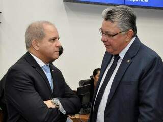 Deputados Carlos Alberto David (PSL) e Evander Vendramini (PP), durante sessão (Foto: Luciana Nassar/ALMS)