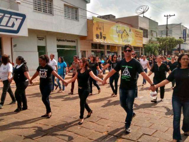 Servidores da educa&ccedil;&atilde;o protestam contra sal&aacute;rios escalonados 