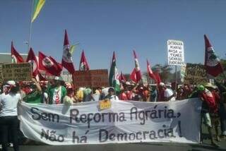 Manifestantes exibem faixa na Esplanada dos Ministérios (Foto: Mariana Tokarnia/EBC)
