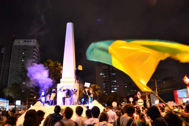 Manifesta&ccedil;&atilde;o tem 16 mil pessoas pelas ruas, divididas em 2 grupos 