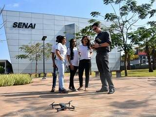 Piloto de drone faz demonstração em frente ao Senai (Foto: Senai/Divulgação)
