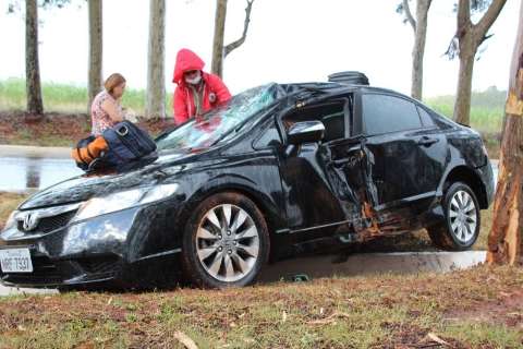 Honda Civic com família da Capital bate em árvore e fere motorista na MS-134