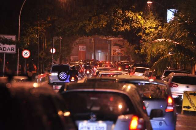 Em 8 horas, chuva de 8,2 mil&iacute;metros tumultua tr&acirc;nsito e gera falta de energia