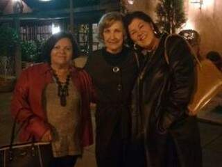 As amigas Maria Leuda, Maria Aguiar e Cida Agustini aproveitaram a noite para comer massas e mostrar os casos novos. (Foto: Eduardo Fregatto)
