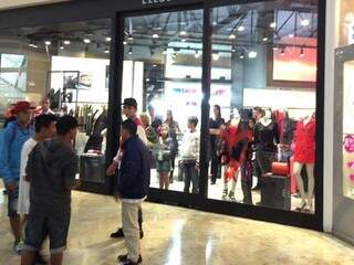 Durante confusão, clientes ficaram presos dentro das lojas. (Foto: Reprodução WhatsApp)