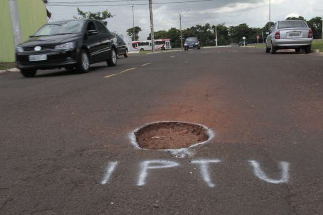 Buracos conseguem tirar at&eacute; beleza de bairro onde ruas t&ecirc;m nomes de flores