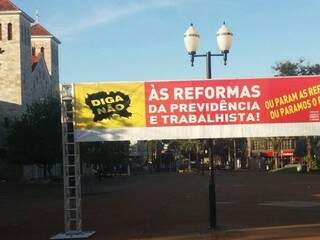 Ato público ocorre na Praça Antônio João, Centro de Dourados (Foto: Direto das Ruas)
